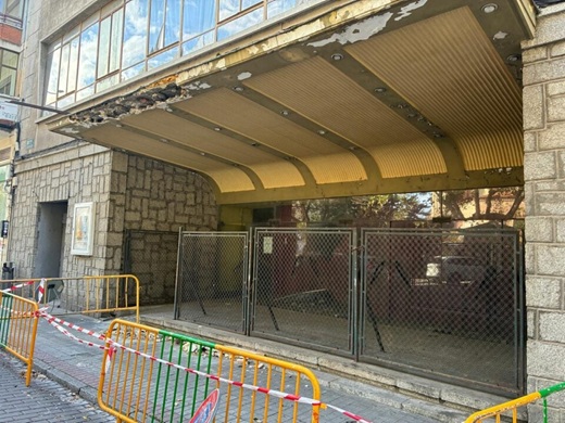 Teatro Olimpia con la fachada acordonada // La Voz